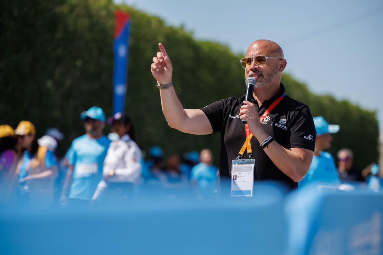 Coach pointing upwards in a motivational moment